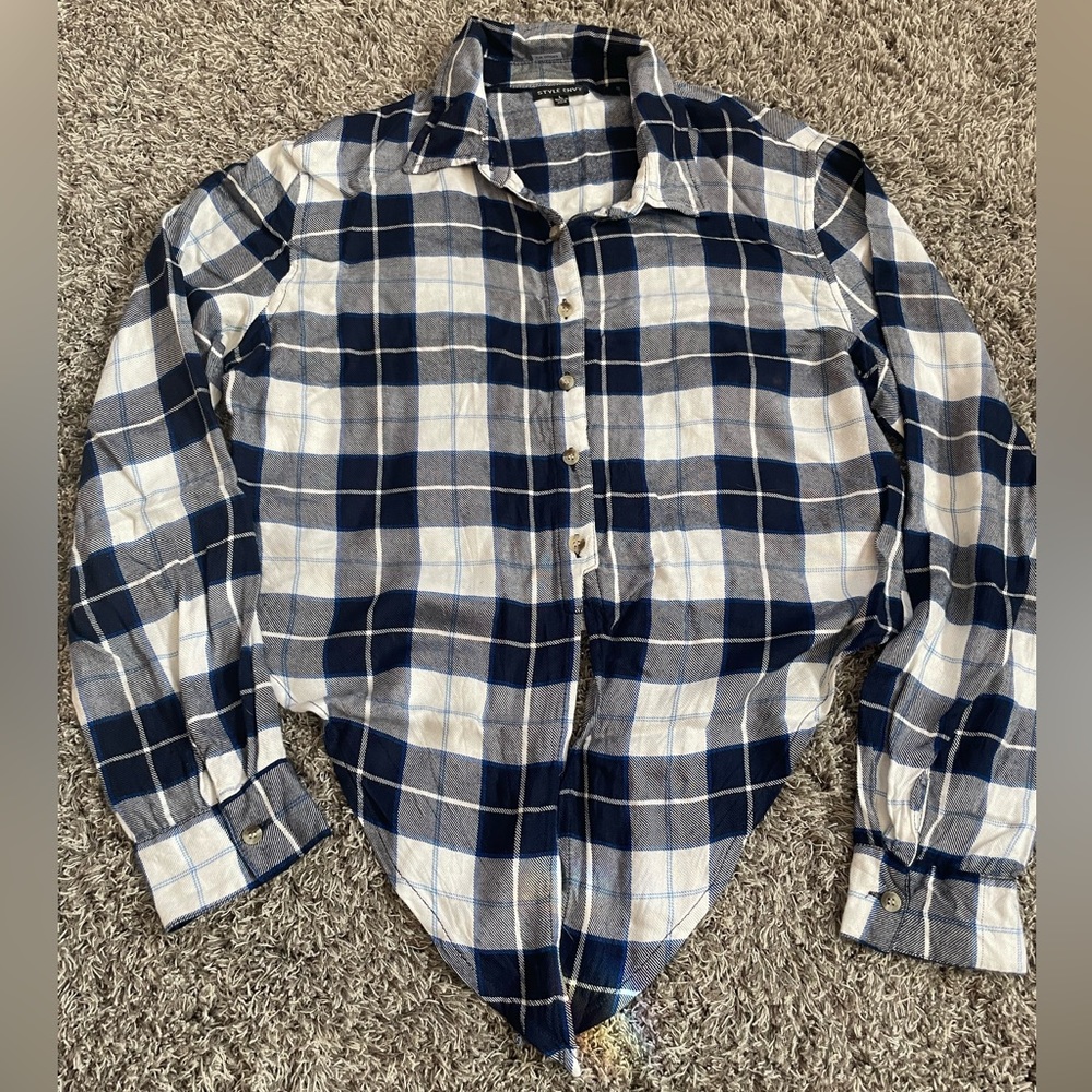 Plaid cropped shirt, can tie a knot at the front.